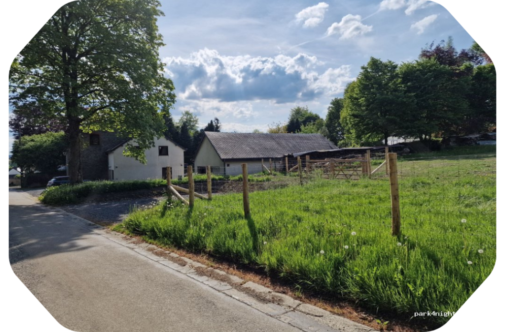 Emplacements pour mobilhomes le long de la route du village