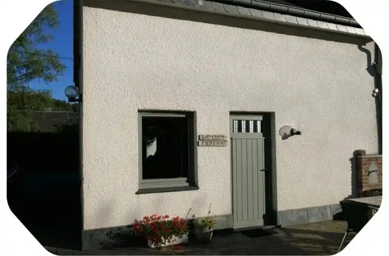 Vue extérieure du gîte La Pommeraie Le Coin Ardenne