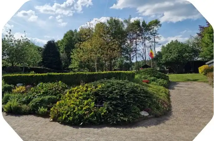 Vue sur le jardin du gîte La Pommeraie Le Coin Ardenne
