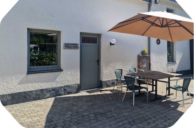 Vue extérieure du gîte La Pommeraie Le Coin Ardenne: la terrasse
