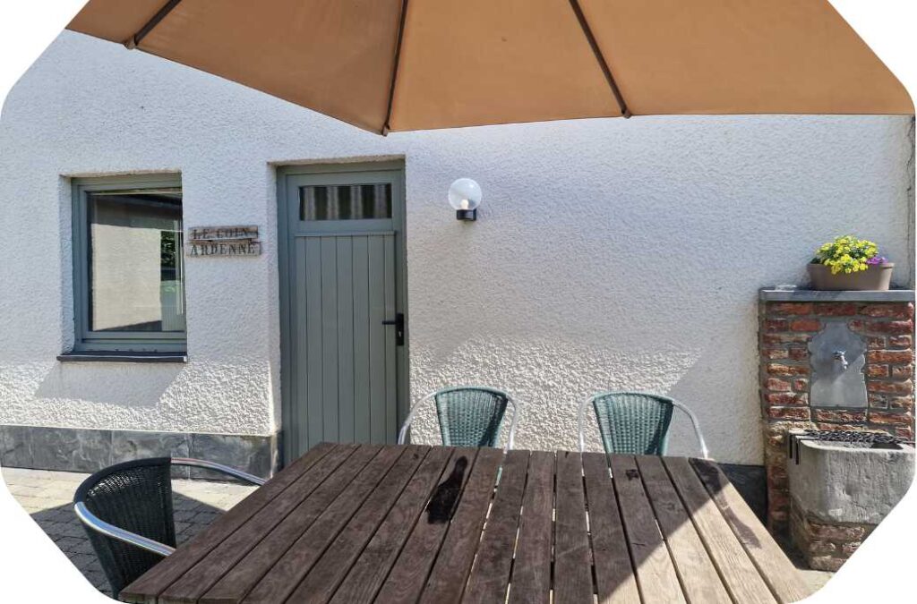 Vue extérieure du gîte La Pommeraie Le Coin Ardenne: la terrasse