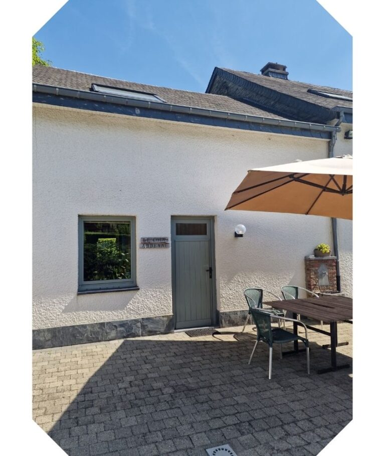Vue sur l'entrée du gîte le Coin Ardenne de La Pommeraie