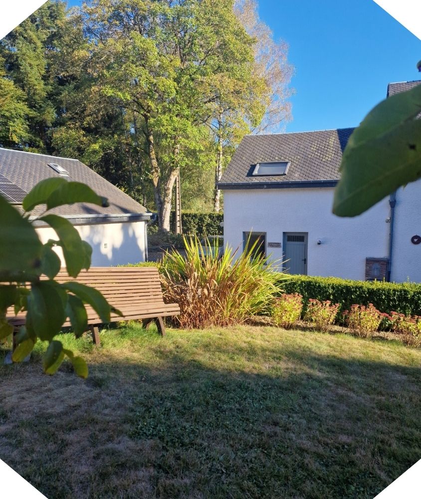 Vue sur l'entrée du gîte depuis le jardin